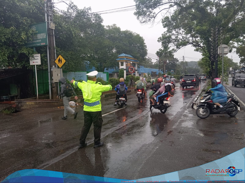 Hujan Masih Turun, Polres Langkat Ingatkan Pengendara untuk Prioritaskan Keselamatan di Jalan